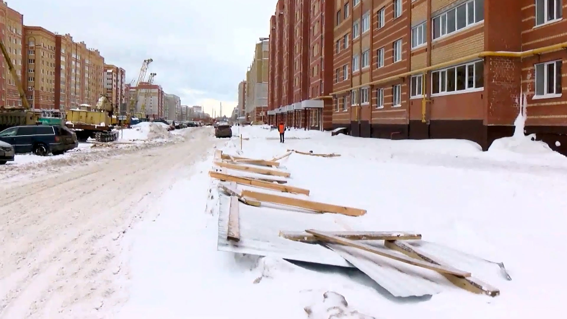 В Йошкар-Оле из-за шквалистого ветра на автомобили упал строительный забор