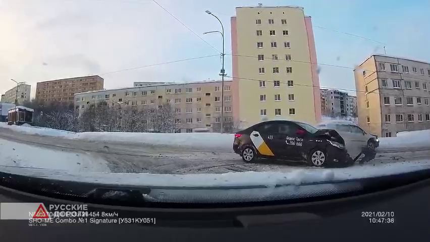 Не уступил дорогу: в Североморске у такси отвалился бампер