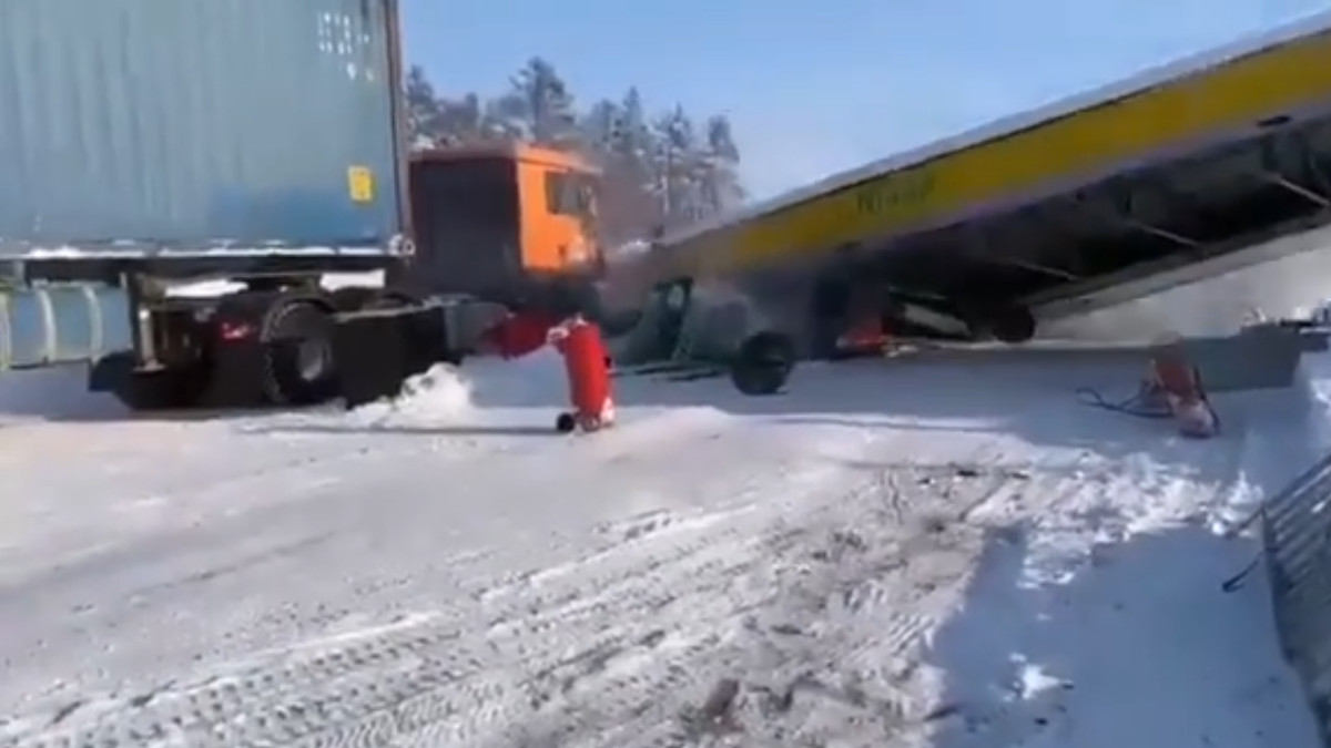 Фура разрушила заправку в Якутии. Видео
