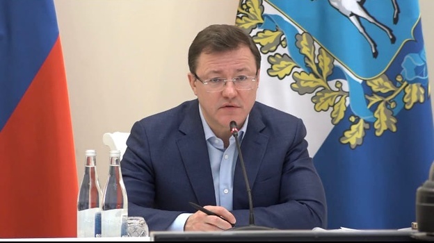 "Когда экраны установите?". Губернатор Самарской области опоздал на рейс в Москву из-за проблемы на шоссе