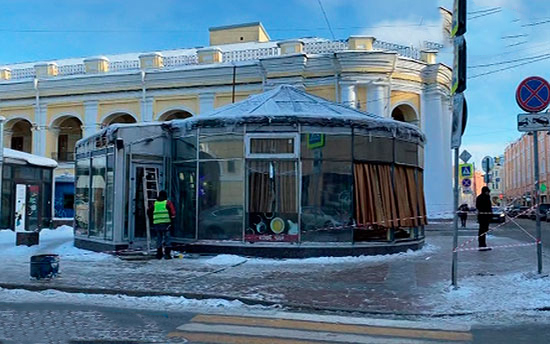 У Гостиного двора демонтировали кафе, которое простояло 20 лет