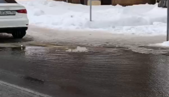 В Нижнем Новгороде из-под земли забил гейзер
