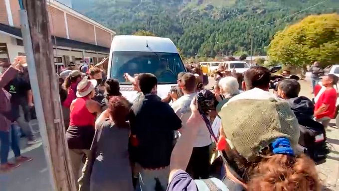 Протестующие забросали камнями авто президента Аргентины
