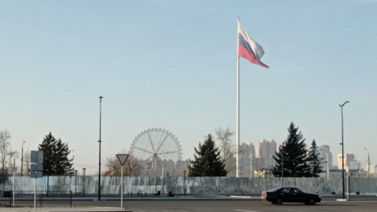 Самый высокий флагшток на Дальнем Востоке пришлось опустить из-за погоды