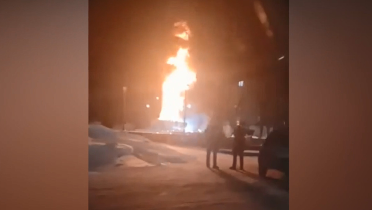 Очевидцы сняли в Татарстане памятник, полыхающий огнем