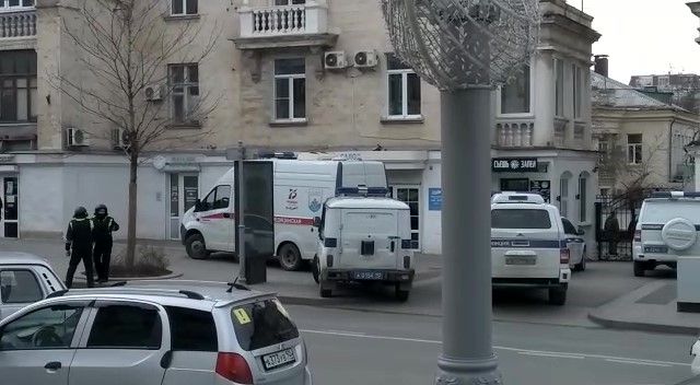 Сигнал о бомбе. Силовики оцепили офис "Единой России" в Севастополе