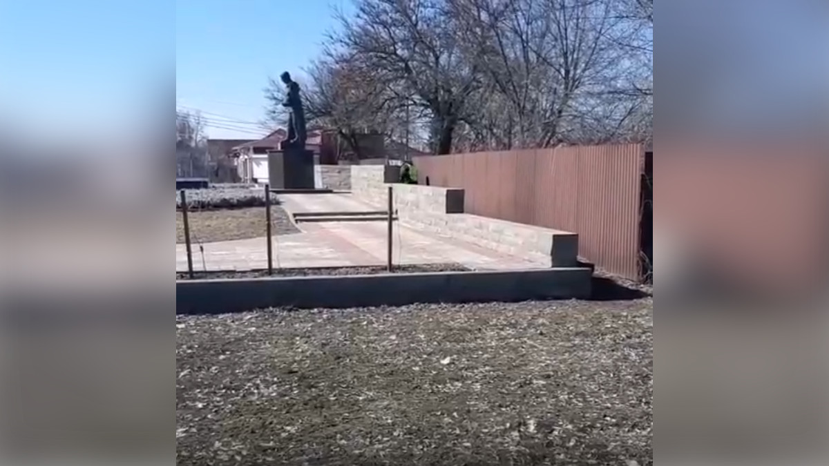 Инспектор ДПС справил нужду за мемориалом и попал на видео