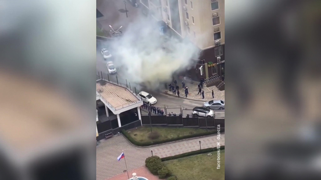 В Одессе забросали фаерами Генконсульство России