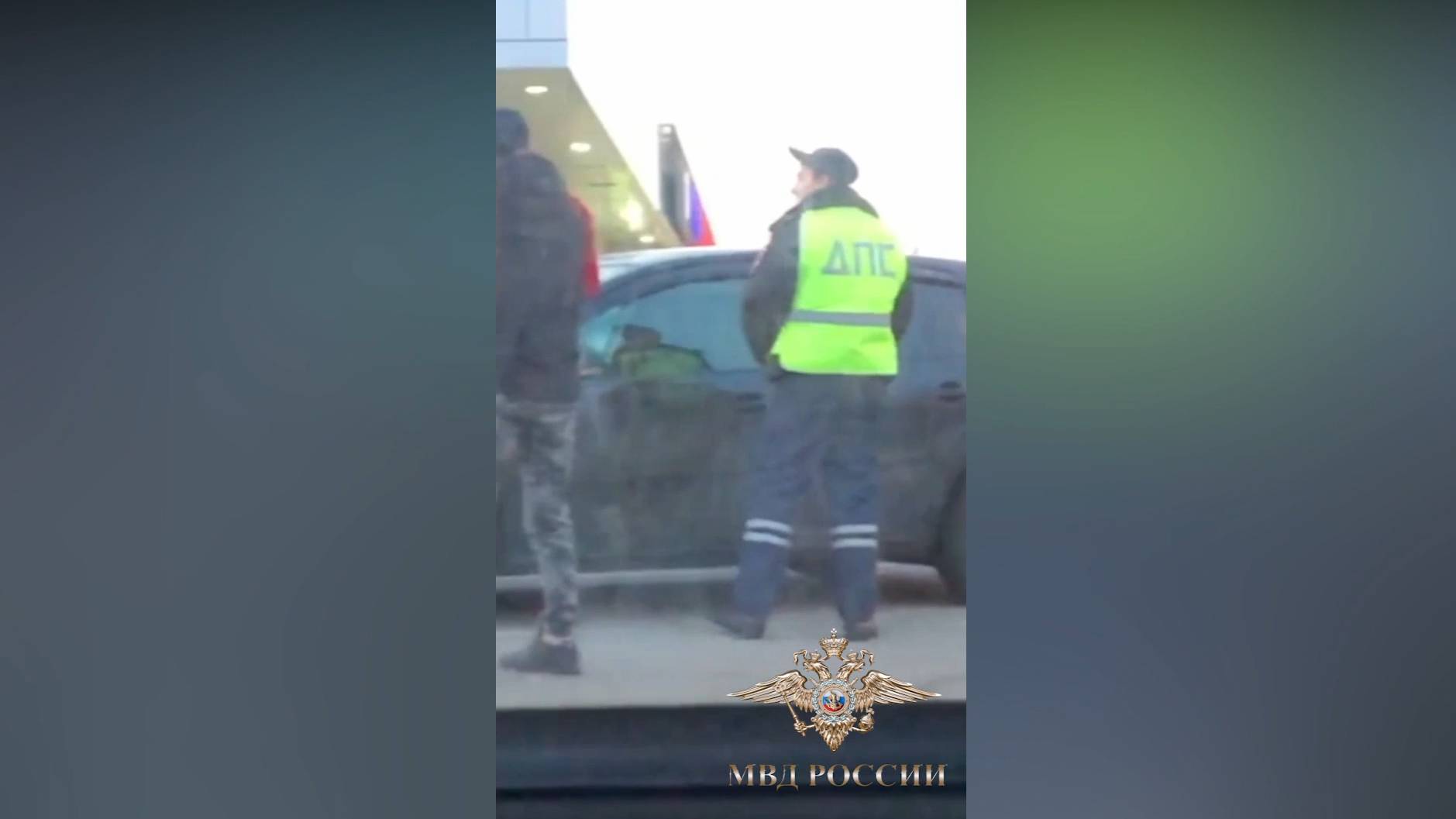Подросток в форме гаишника потребовал пять банок пива в качестве взятки