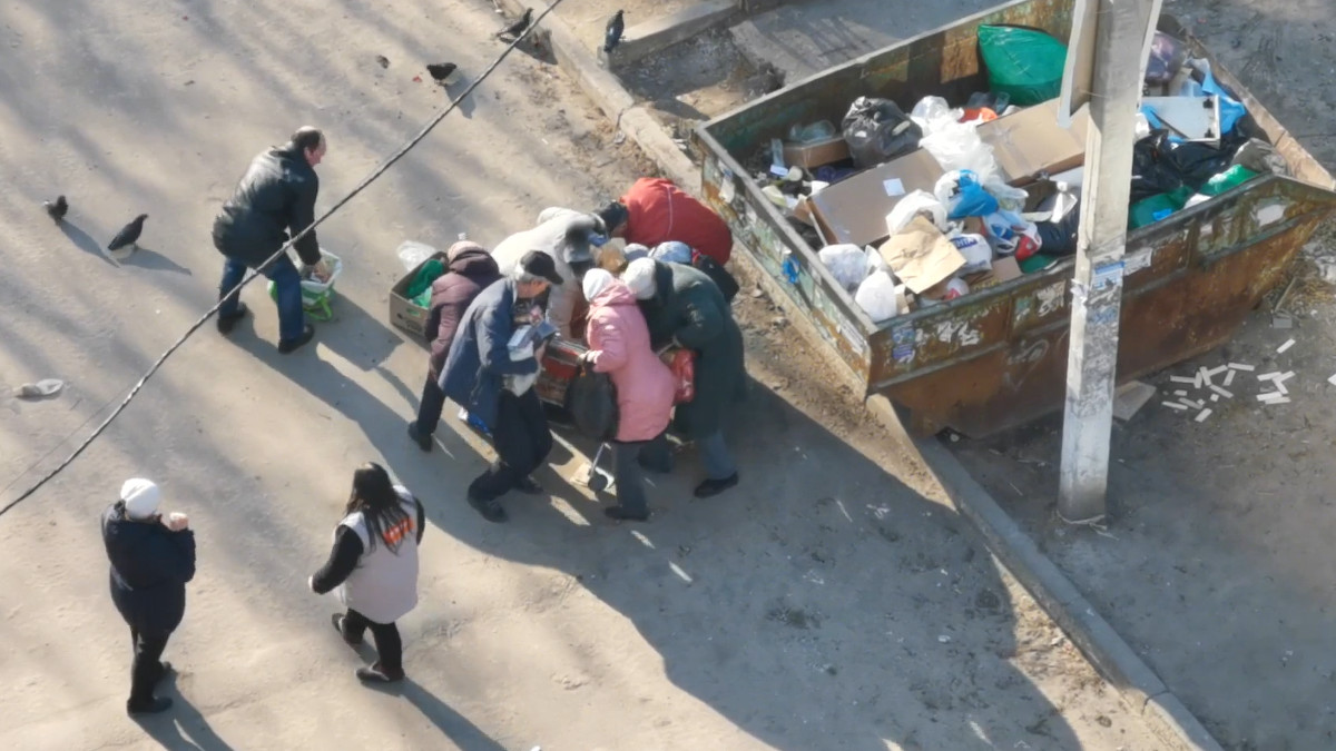 "Отвратительная картина": борьба за просроченные продукты попала на видео