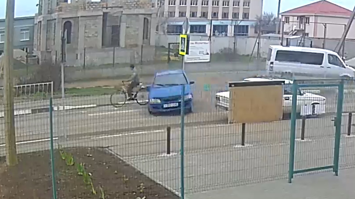 Учился водить: в Крыму 12-летний мальчик чуть не убил велосипедиста. Видео