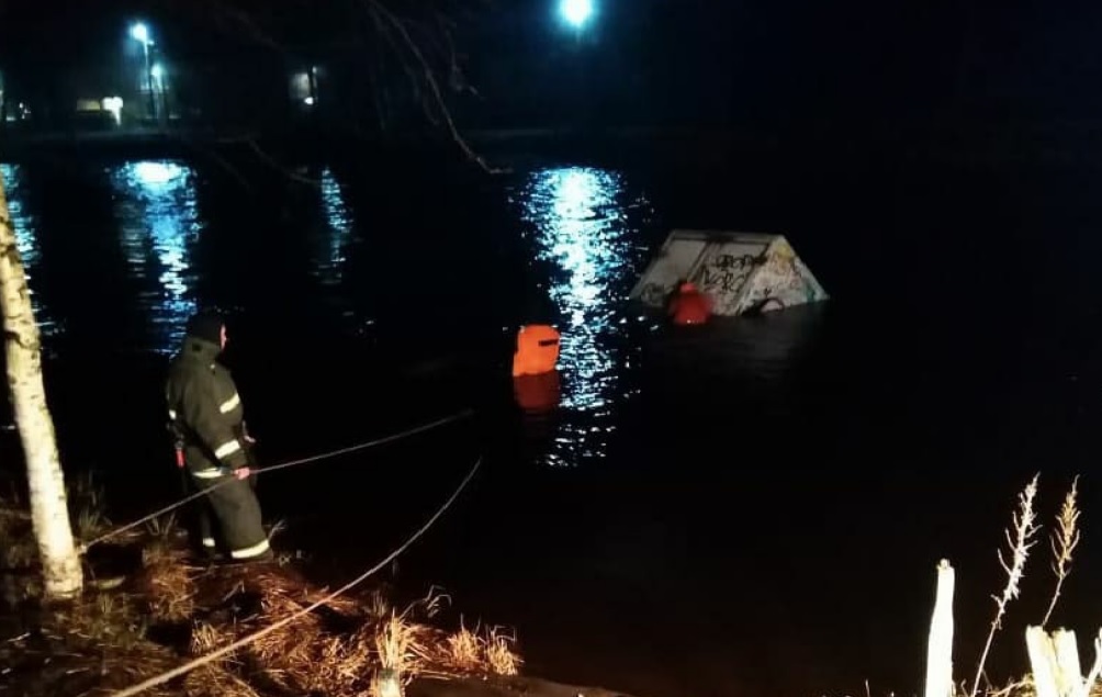 Спасатели достали машину, утонувшую вместе с водителем в Ленобласти