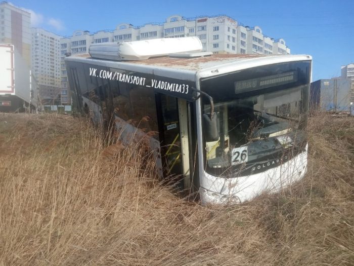 Во Владимире пассажирский автобус упал в кювет