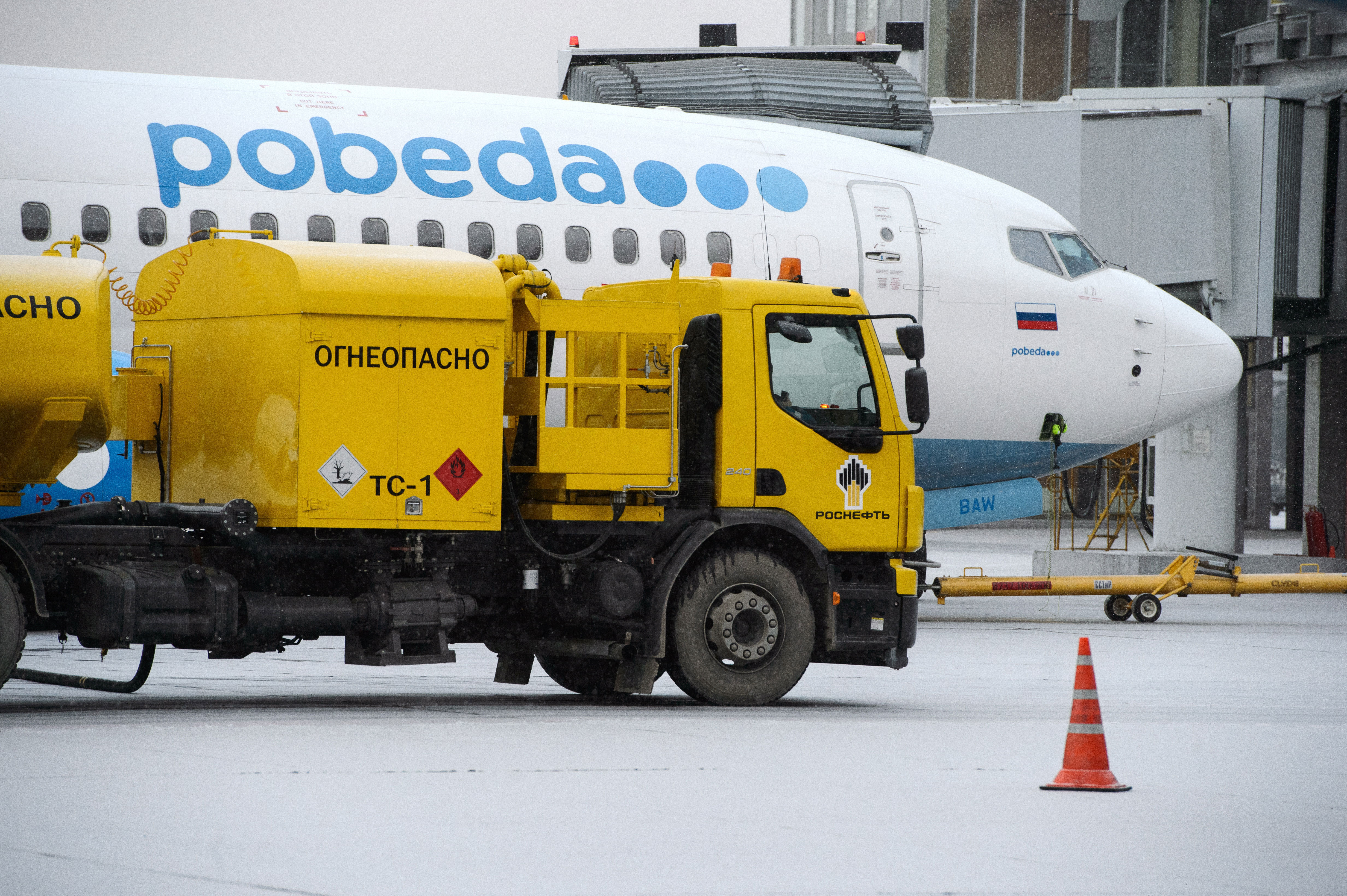 Топливозаправка в российских аэропортах подорожала в апреле на 3,7%