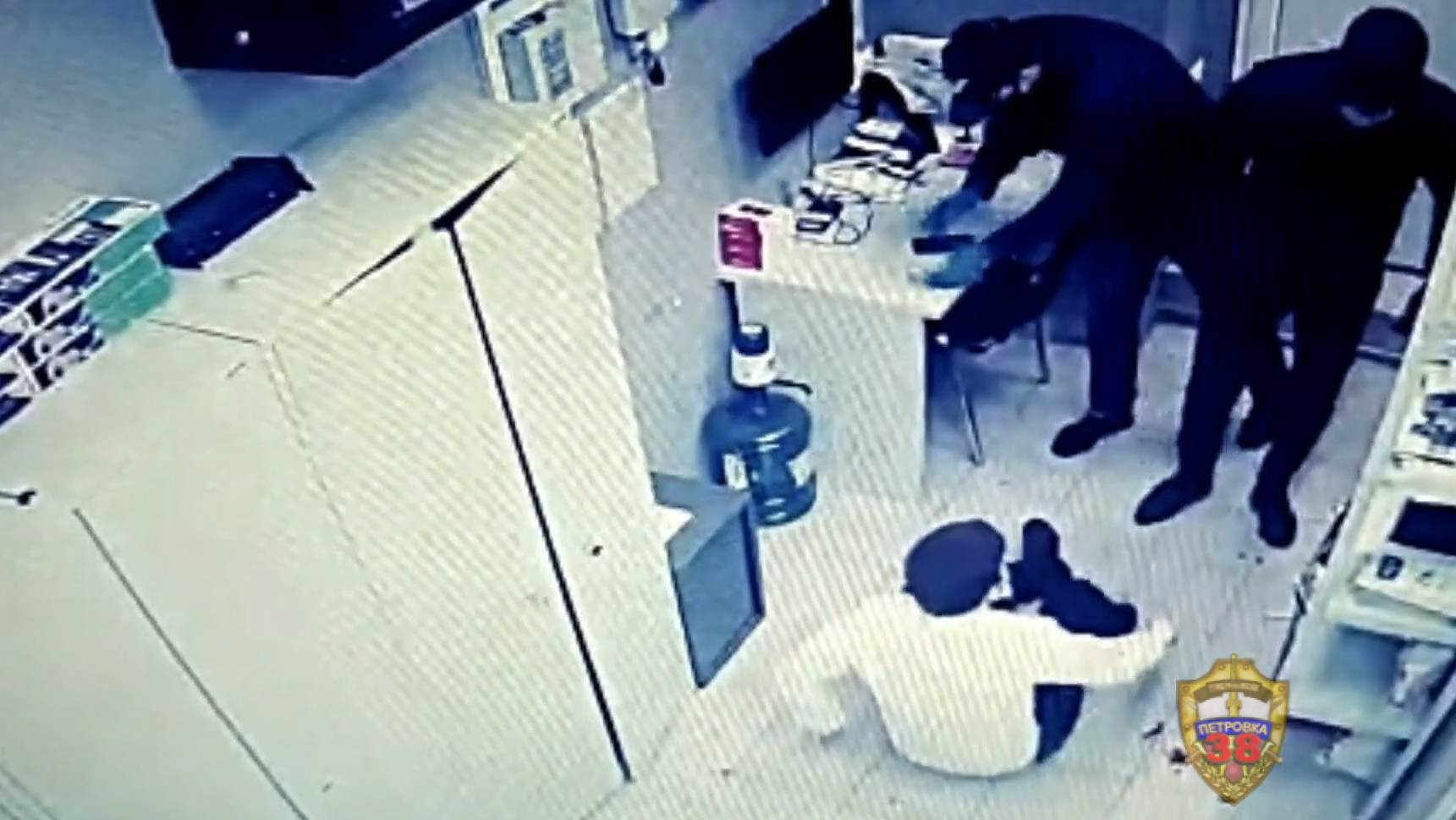 Дерзкий налет на салон связи в центре Москвы попал на видео