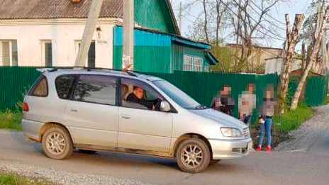 В Приморье автолюбитель сбил семилетних мальчиков на самокатах