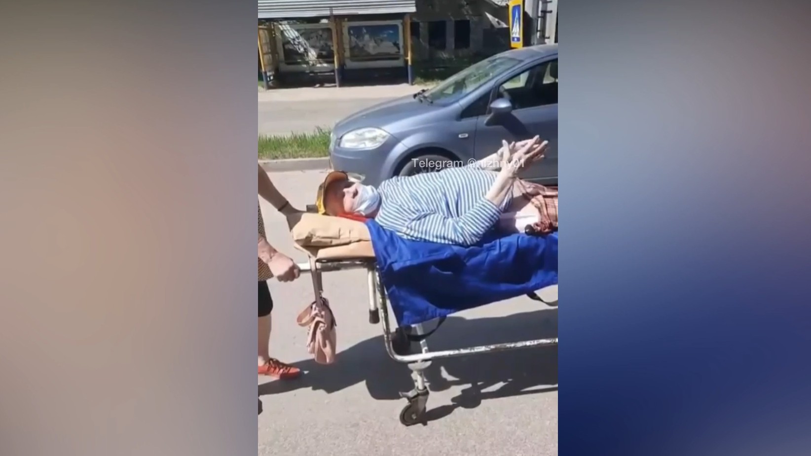 Женщина несколько километров везла супруга домой на больничной каталке