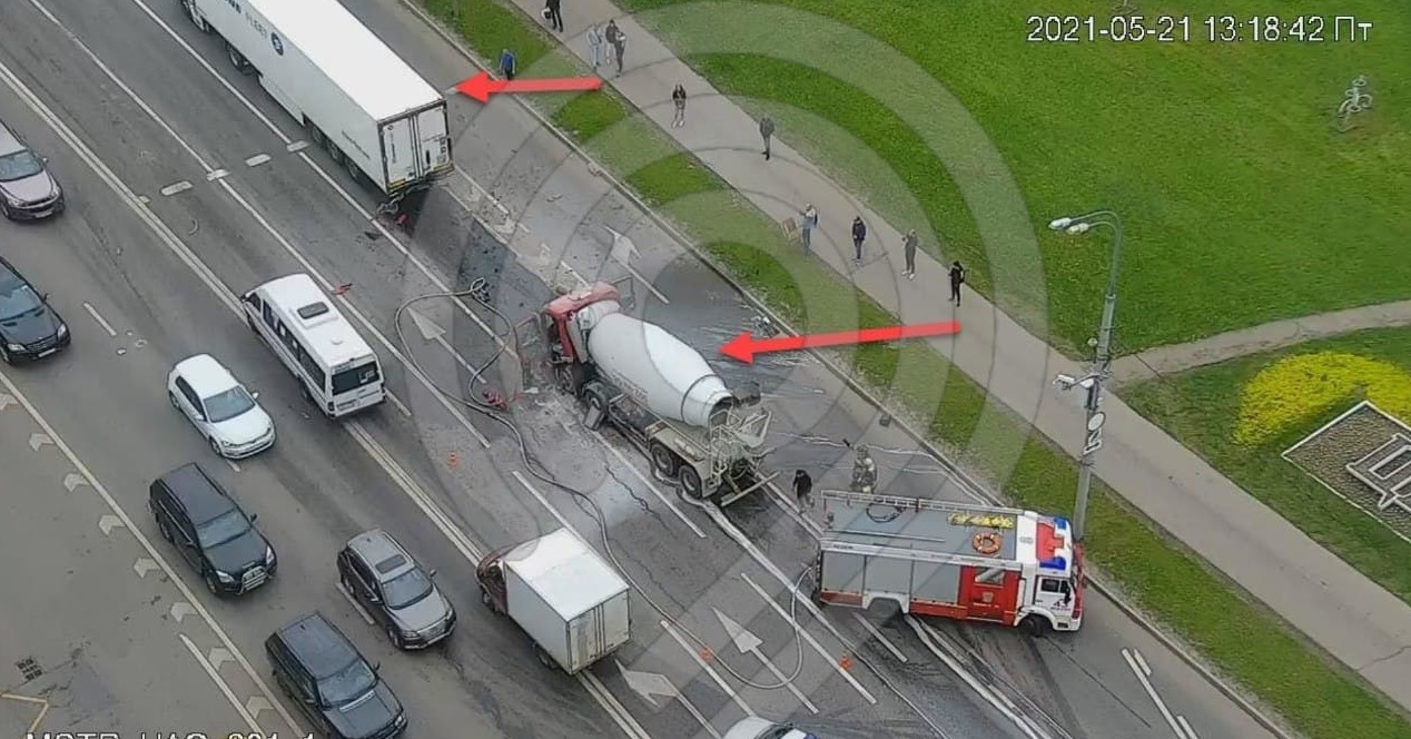 Грузовик вспыхнул после ДТП на юге Москвы