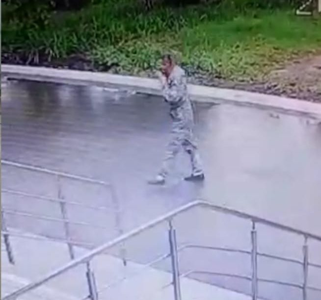 Две казанские школы эвакуировали из-за сообщения о мужчине с оружием