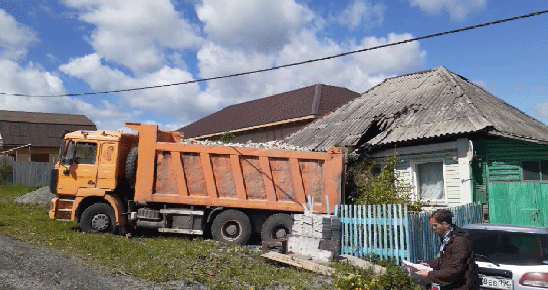 Водитель самосвала "уронил" столб на жилой дом в Ревде