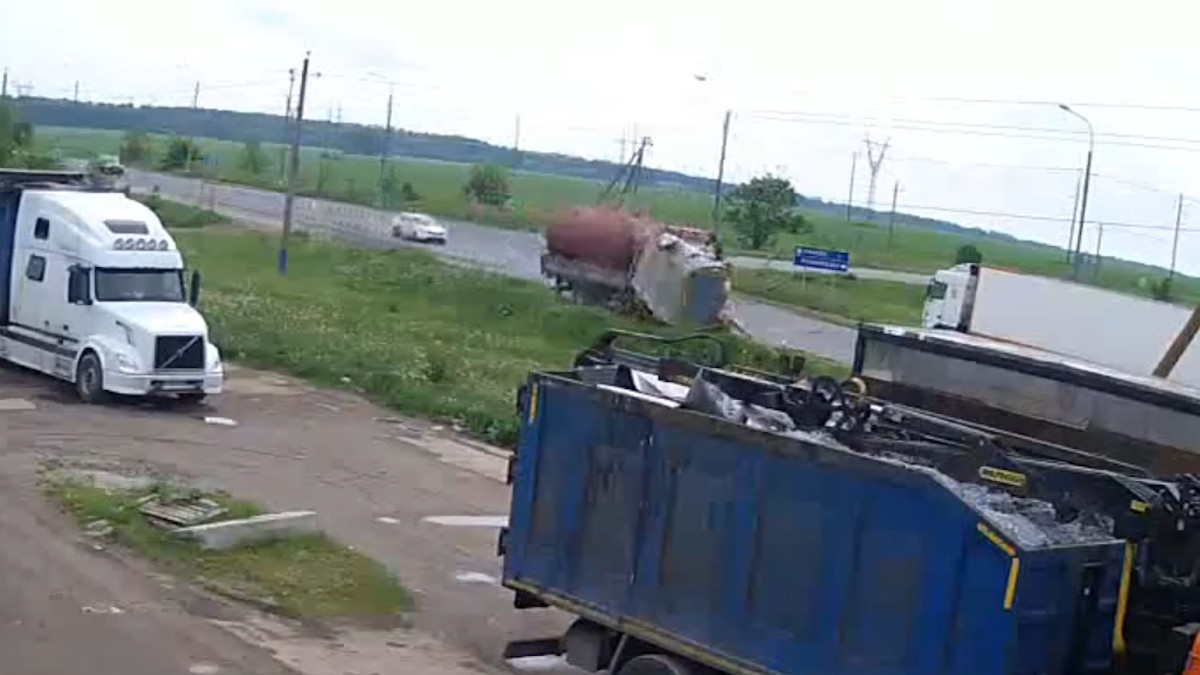 Грузовик в Подмосковье сбил столб и остановку. Видео