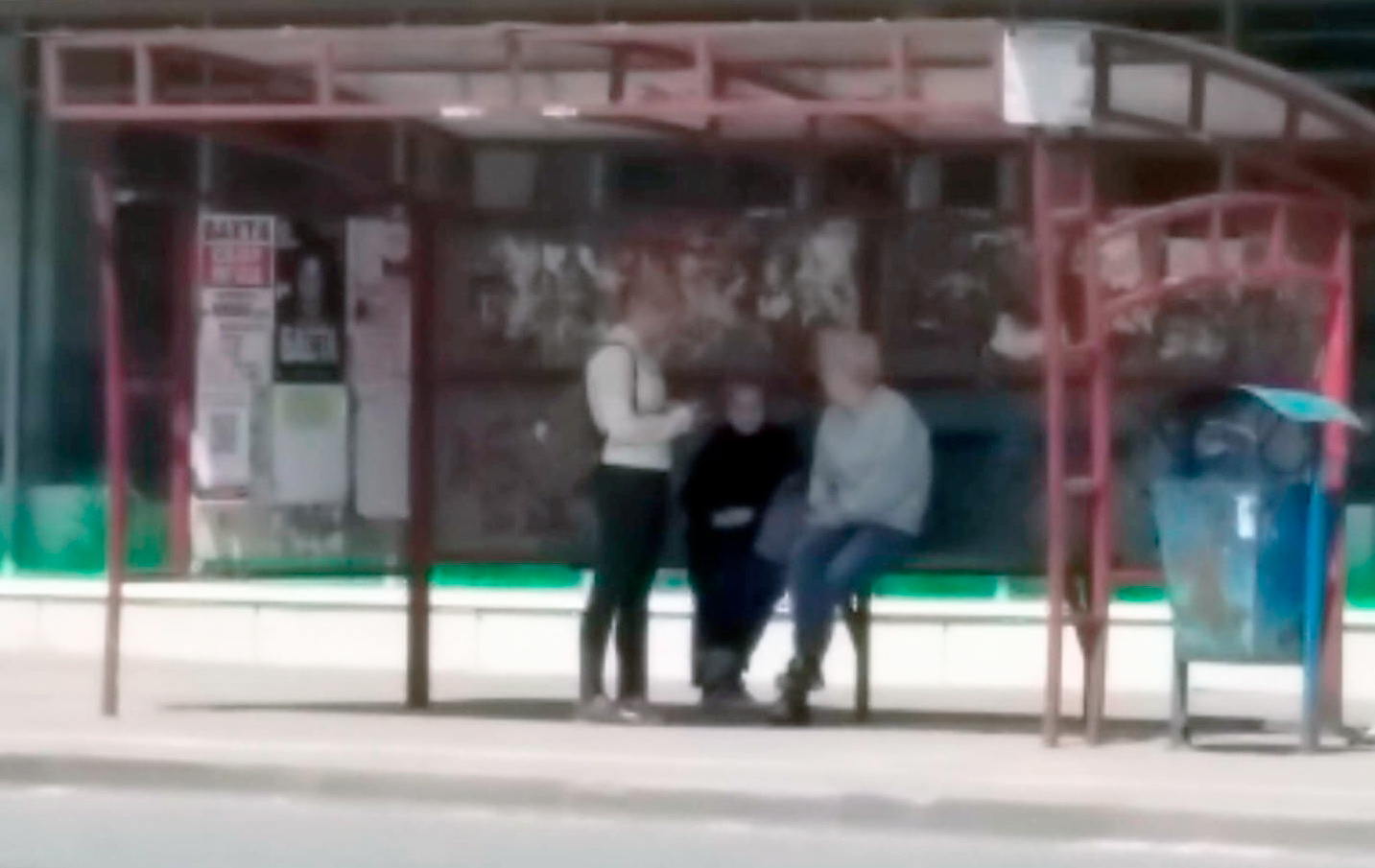 В Смоленске агрессивная женщина ударила ногой беременную девушку