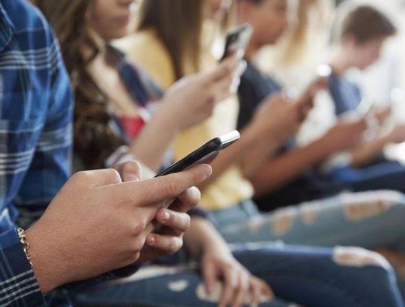 В школах Приморья хотят запретить смартфоны и планшеты законодательно