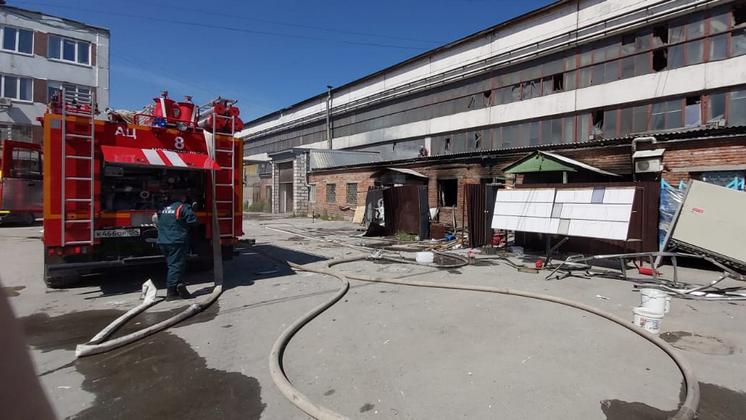 Пожар в производственном цехе: спасатели нашли человека без признаков жизни