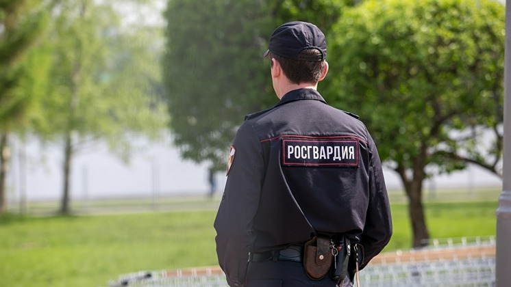 В Кузбассе росгвардейцы помогли водителю вспыхнувшего авто