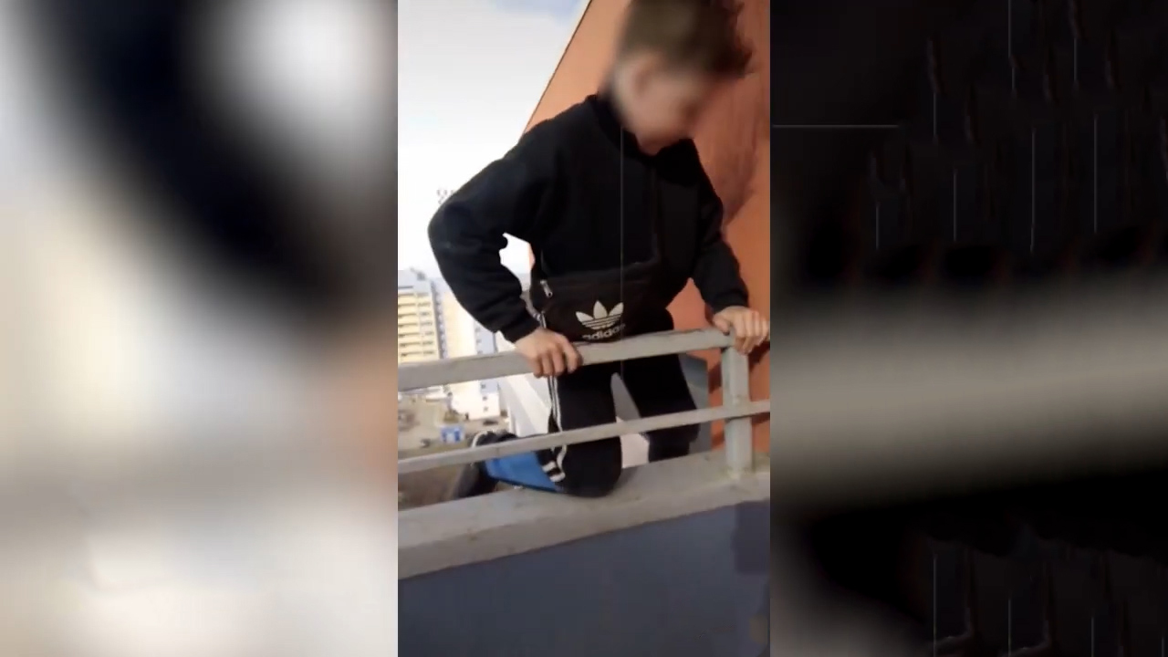 Подросток в Уфе перелез на козырек многоэтажки ради просмотров в "Тик-Ток"
