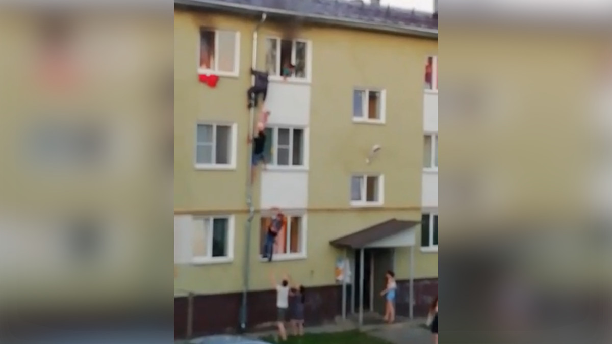 Передавали по цепочке: чудесное спасение детей из пожара попало на видео