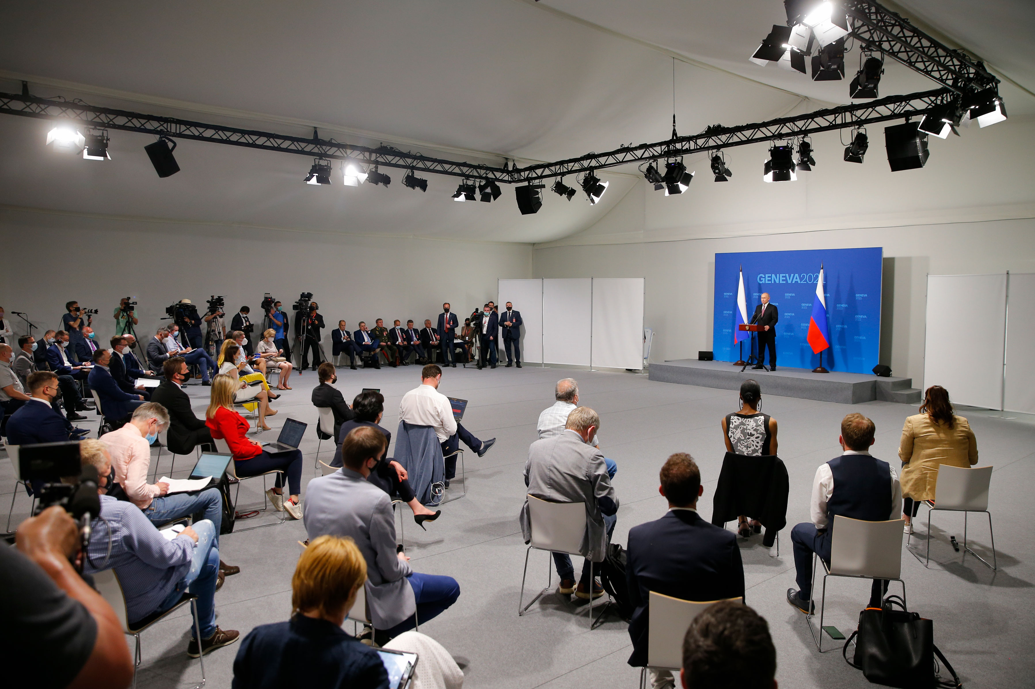 Путин объяснил настороженную реакцию на финансы из-за рубежа