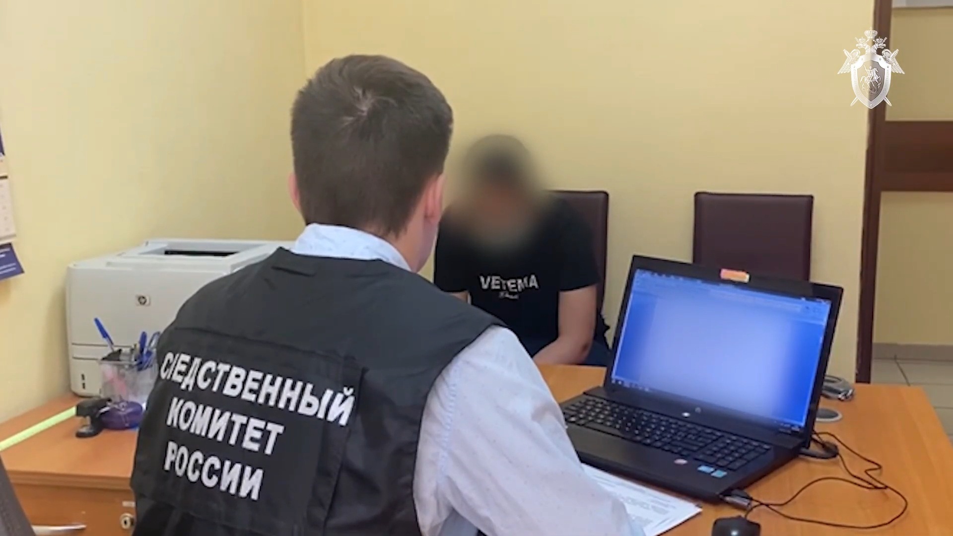 "Начала нервничать": допрос убившей коллегу вожатой сняли на видео
