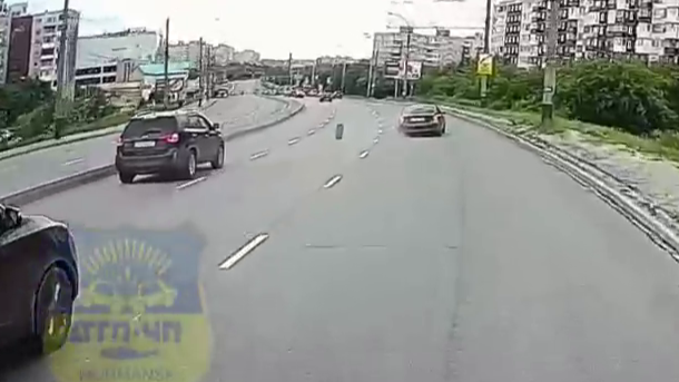 В Мурманске легковой автомобиль потерял колесо во время движения