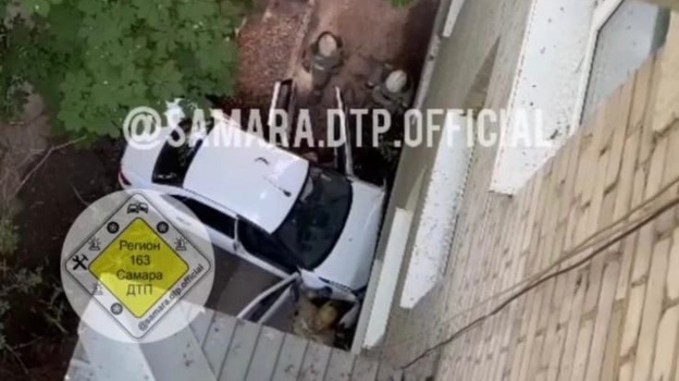 На полном ходу: в Самаре автомобиль врезался в жилой дом