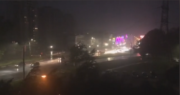 На Нижний Новгород обрушился ураган. Движение транспорта затруднено