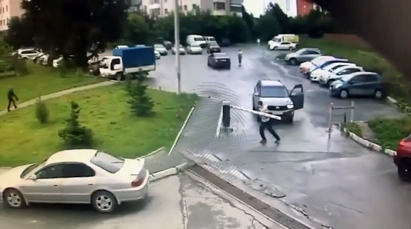 Голыми руками на шлагбаум: новосибирец избавился от преграды