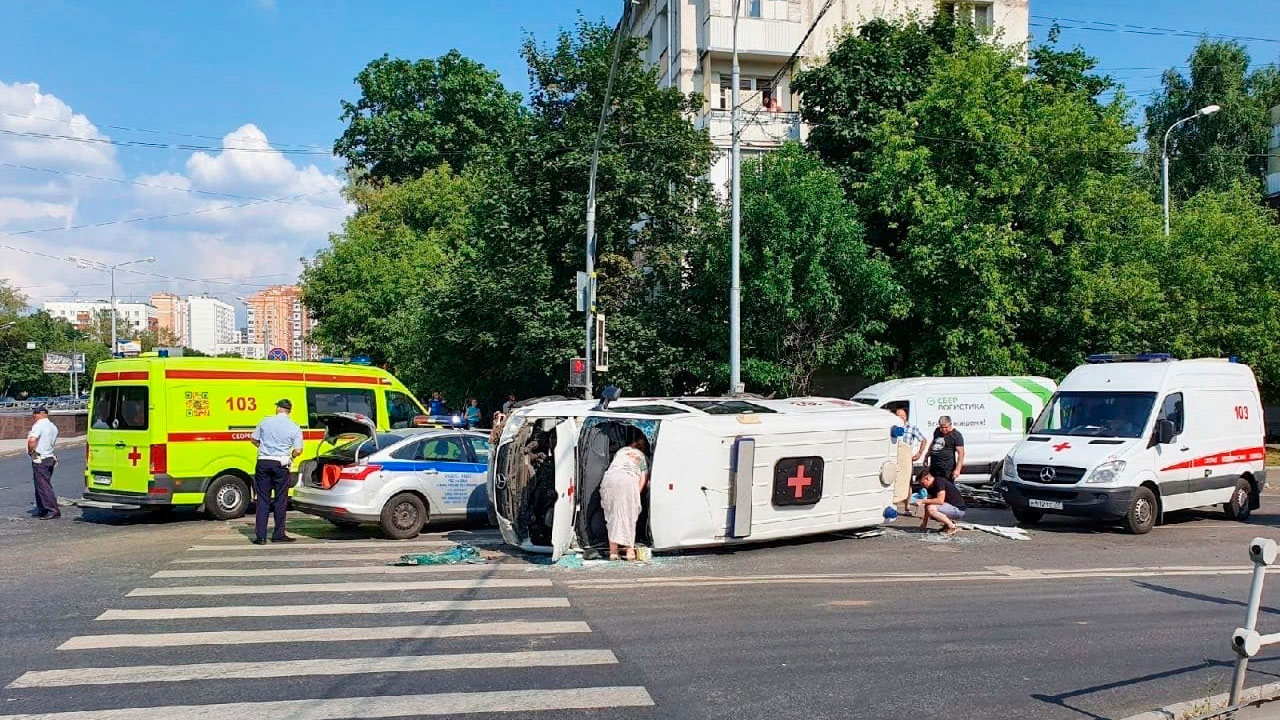 Скорую в Москве перевернула любительница конкура
