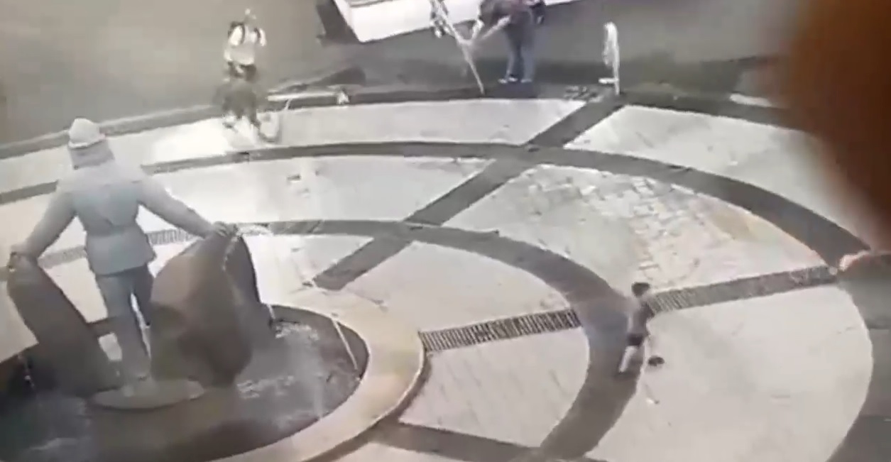 Велосипедист снес ребенка на площади в Елабуге, пострадавший в больнице