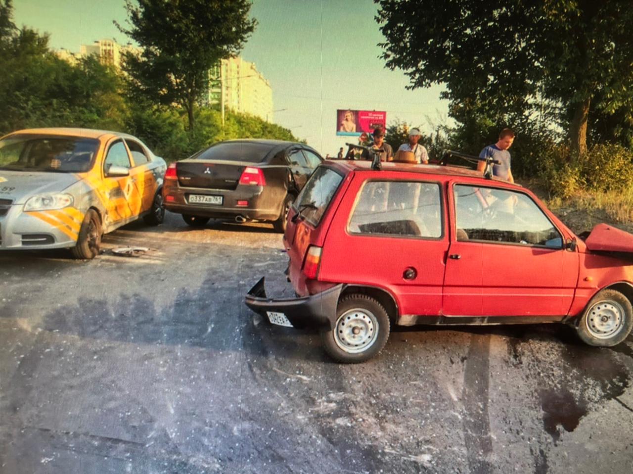 В донской столице автомобиль стажера попал в тройное ДТП