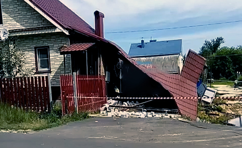 Провалился грунт: в Балахне гараж обрушился в трехметровую воронку