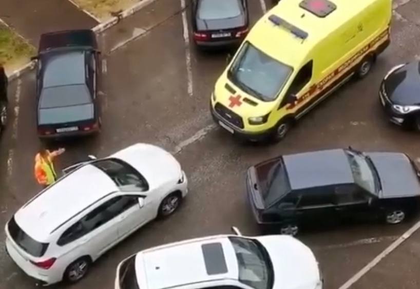 Не пройдешь: в Нижнекамске водитель BMW не пускал скорую на срочный вызов