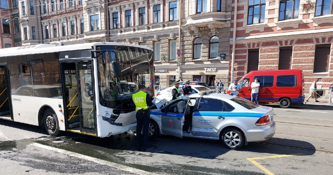 Полицейские оказались в больнице после ДТП с автобусом в Петербурге