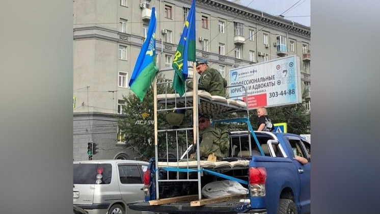 Десантники проехались по центру Новосибирска на двухъярусной кровати