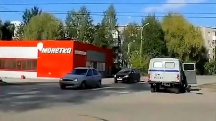 Падение на ходу: в Прикамье из служебного автомобиля выпал полицейский