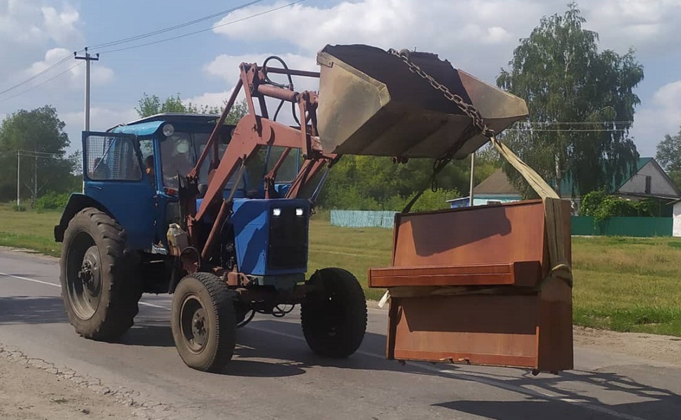 В ковше трактора: старое пианино путешествовало по липецкому селу