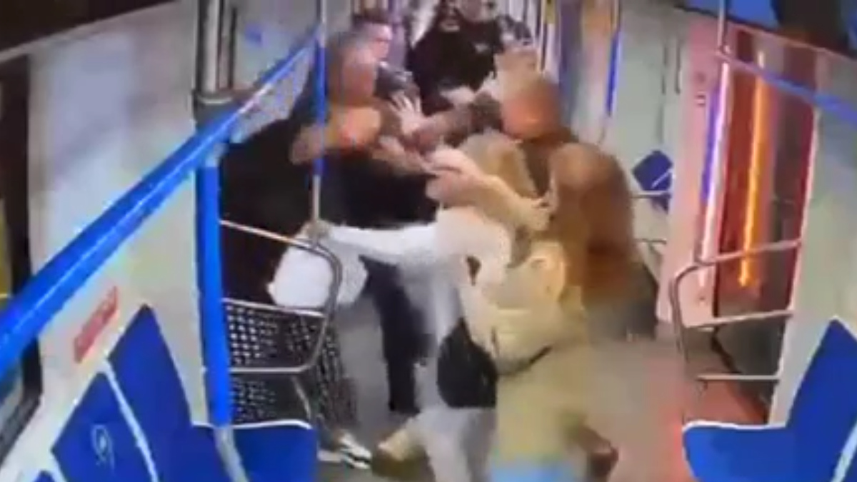Драка в метро из-за сидевшего мальчика-аутиста попала на видео