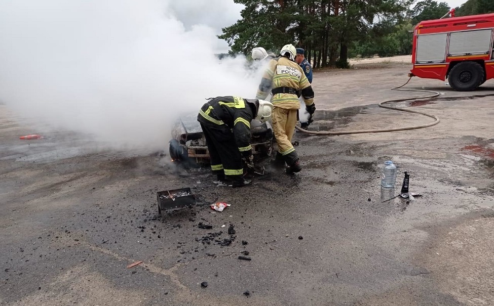 Два автомобиля и 20 тонн сена сгорели в Липецкой области