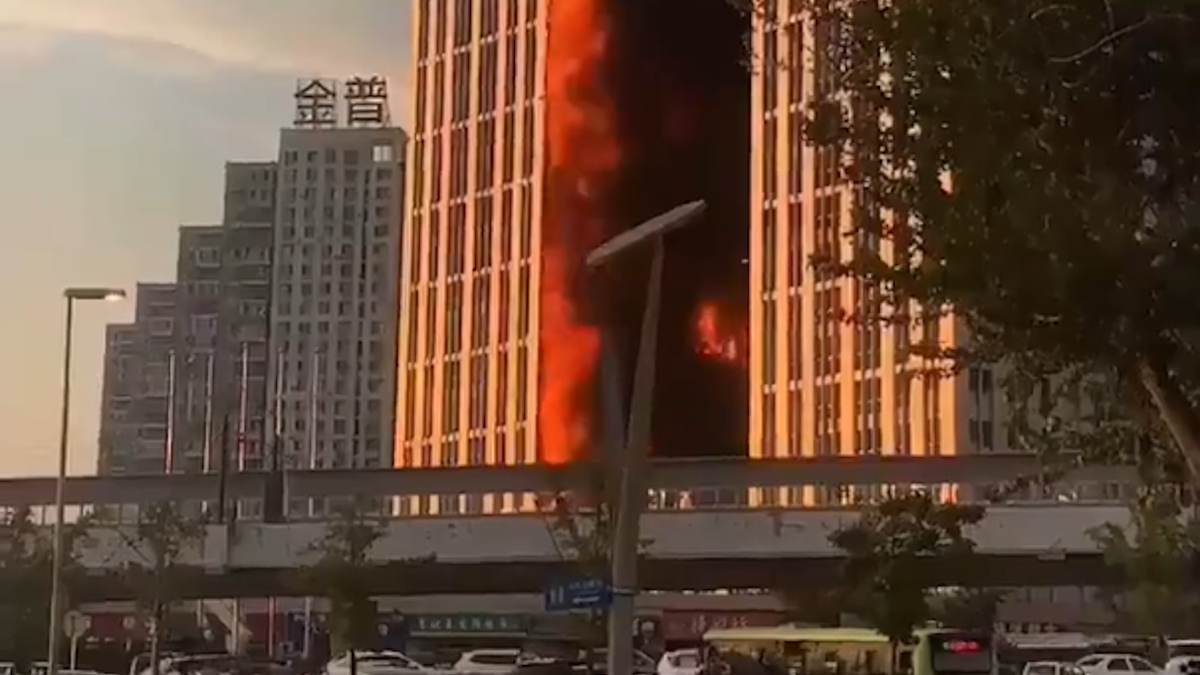 В Китае полыхает высотный жилой дом. Видео