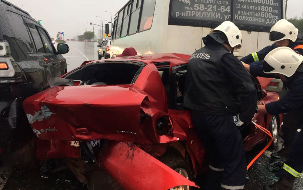 Череповчанку зажало в салоне автомобиля в результате массового ДТП